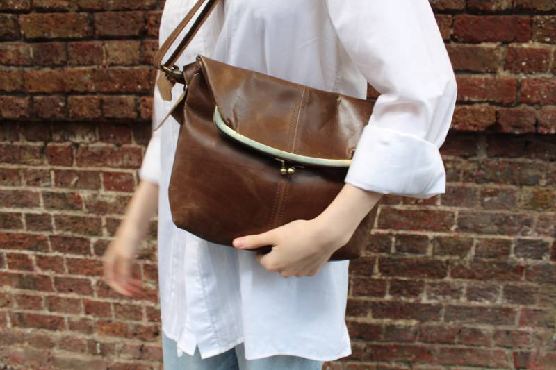 Braune Leder Clip Top Handtasche Dublin Crossbody Geldbörse von OdiLynch