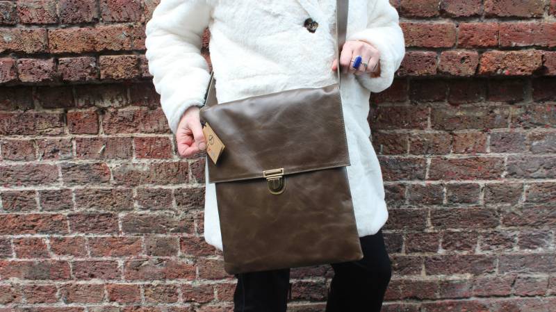 Braune Leder Umschlagtasche Verstellbare Riemen Messenger Mit Messing-Hardwares von OdiLynch