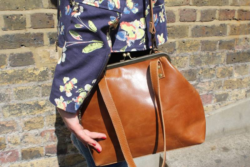 Clip-Rahmen-Ledertasche, Mittelgroße Maya Umhängetasche von OdiLynch