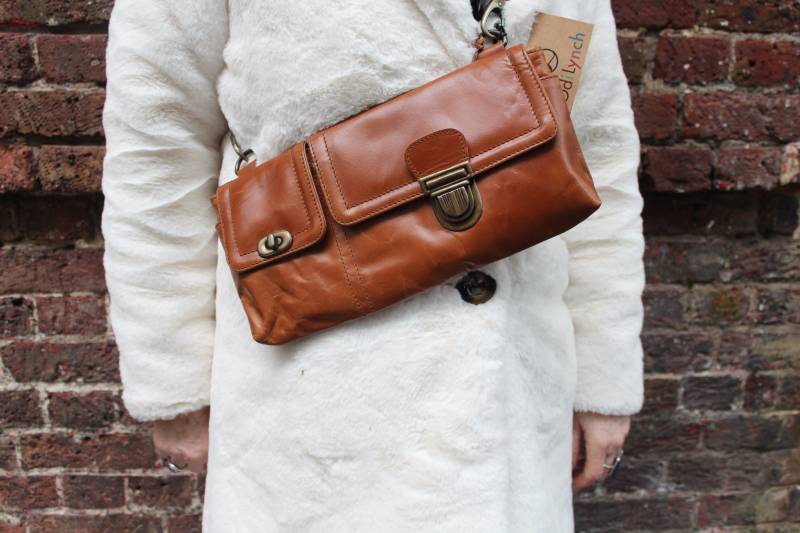 Tan Leder Umhängetasche Wandelbare Gürteltasche Mit Fächern, "Jilly Large' von OdiLynch