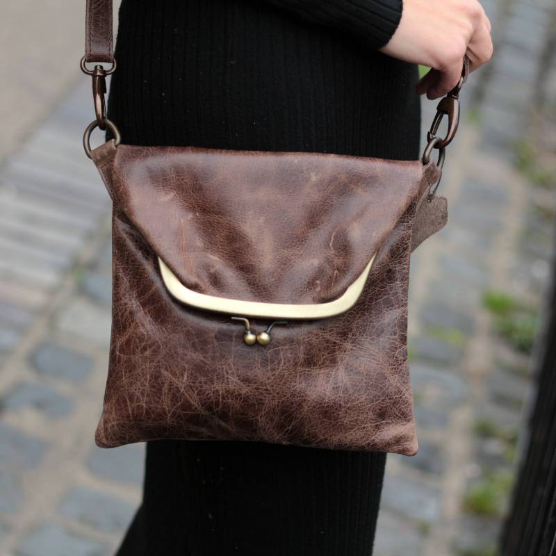 Distressed Braun Leder Clip Top Bag Mini Dublin Crossbody von OdiLynch