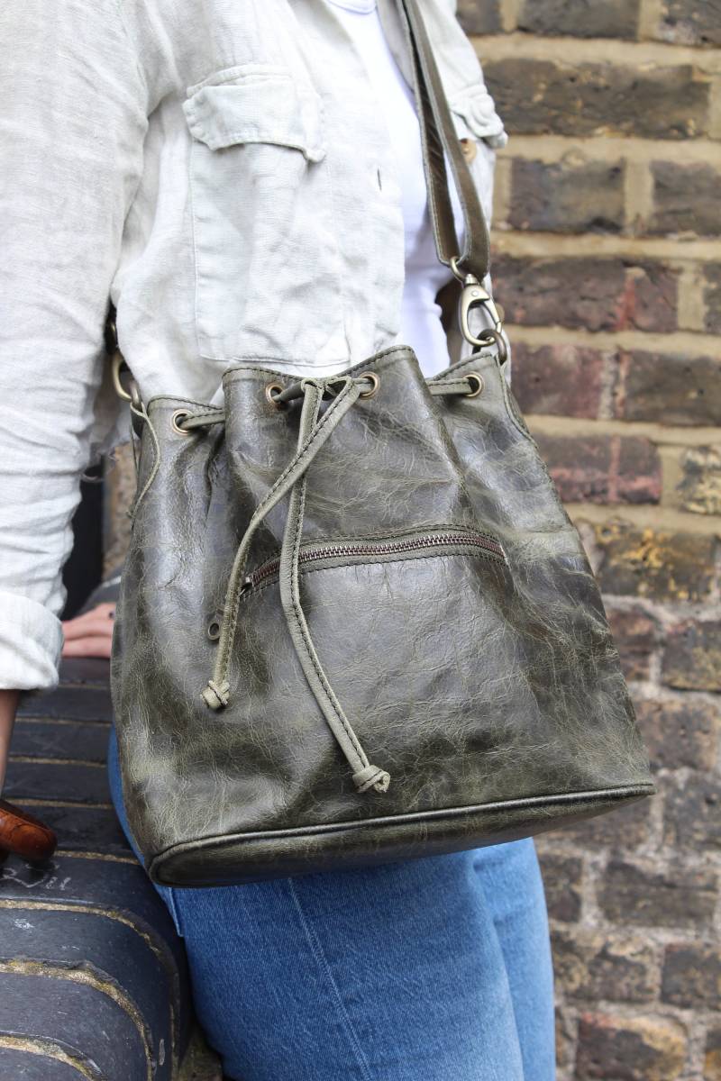 Distressed Olive Leder Beuteltasche Kleine Kordelzug Seesack von OdiLynch