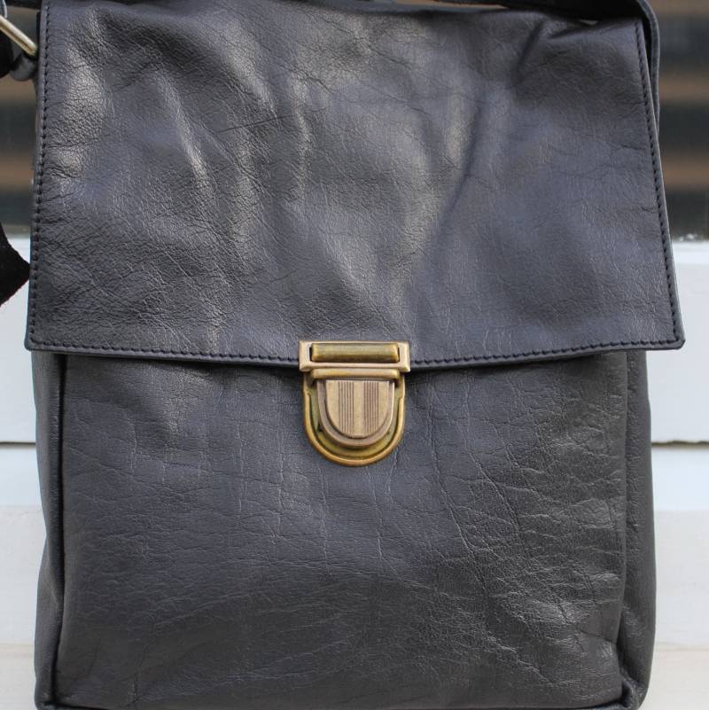Envelope Black Tablet Messenger Bag von OdiLynch