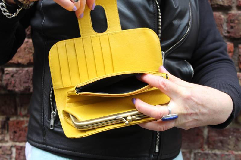 Gelbes Leder Oversized Clutch Wallet Geldbörse Mit Zwei Clips Und Fächern von OdiLynch