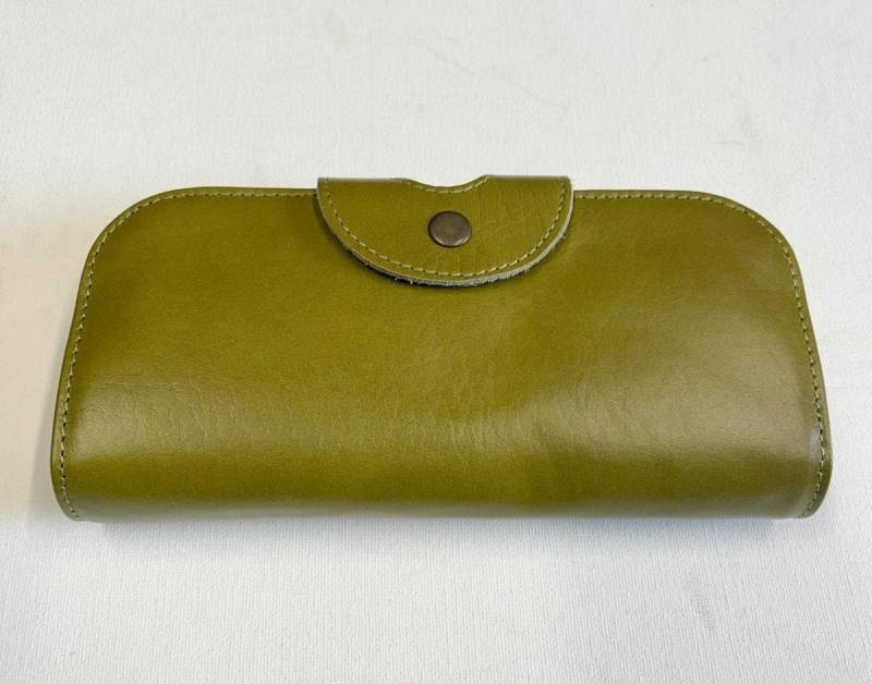 Große Geldbörse Aus Apfelgrünem Leder Mit Vielen Fächern von OdiLynch