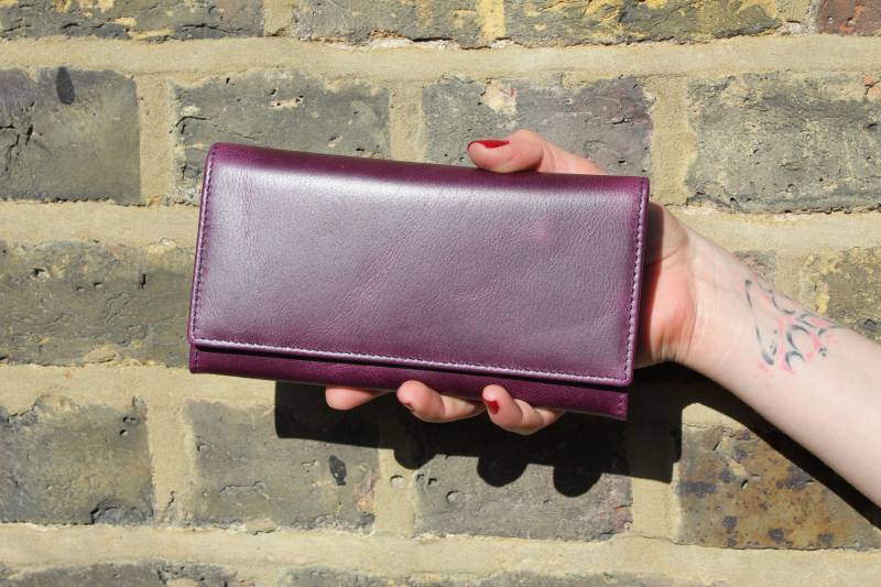 Große Lila Leder-Clip-Brieftasche Messingverschluss, Kupplung Mit Mehreren Fächern von OdiLynch