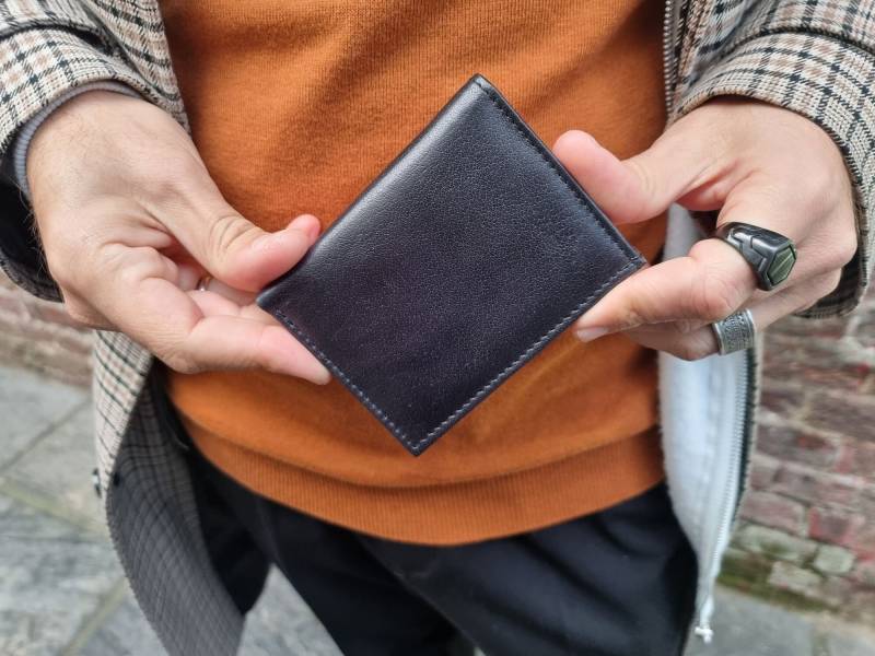 Handgemachtes Schwarzes Leder Kartenetui Bifold Reisebrieftasche von OdiLynch