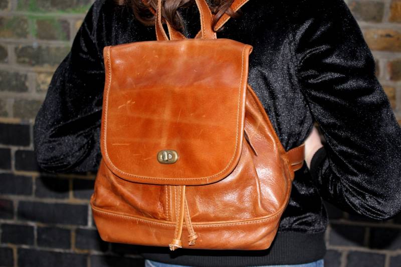 Kleiner Leder Rucksack in Hellbraun Mit Kordelzug Und Twister-Verschluss von OdiLynch