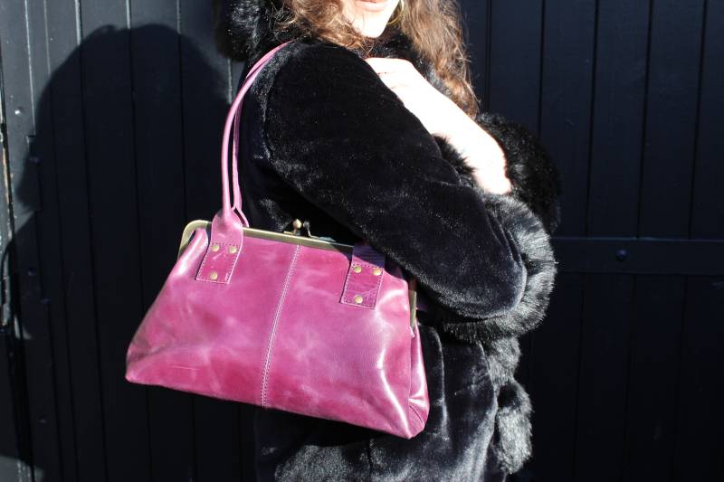 Lila Leder Umhängetasche Retro Top Spange Handtasche von OdiLynch