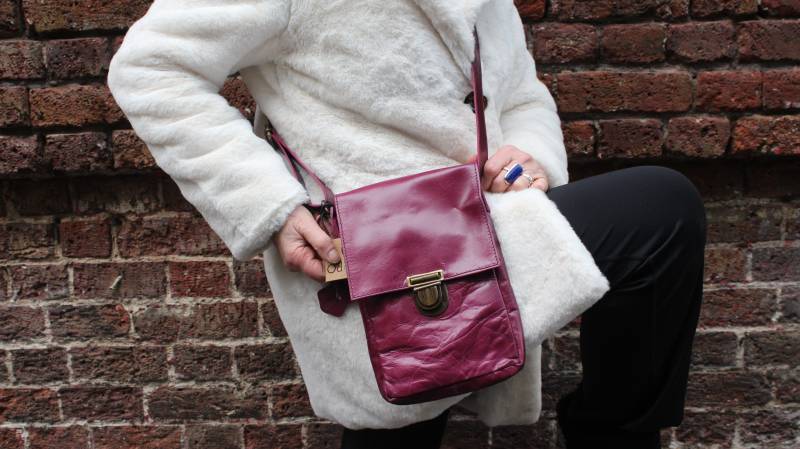 Lila Leder Mini Messenger Bag Umhängetasche Handytasche von OdiLynch