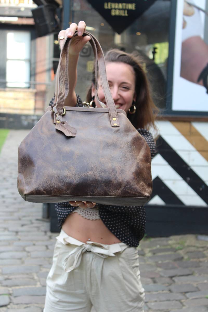 Mittelgroße Cliptasche, Braune Umhängetasche Aus Distressed Leder, Cross-Body-Clip-Tasche, Top-Clip-Geldbörse von OdiLynch