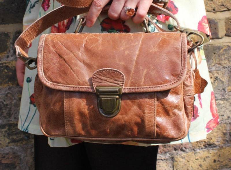 Hellbraune Leder Umhängetasche Mini Tasche Mit Mehreren Fächern, "Funky' von OdiLynch