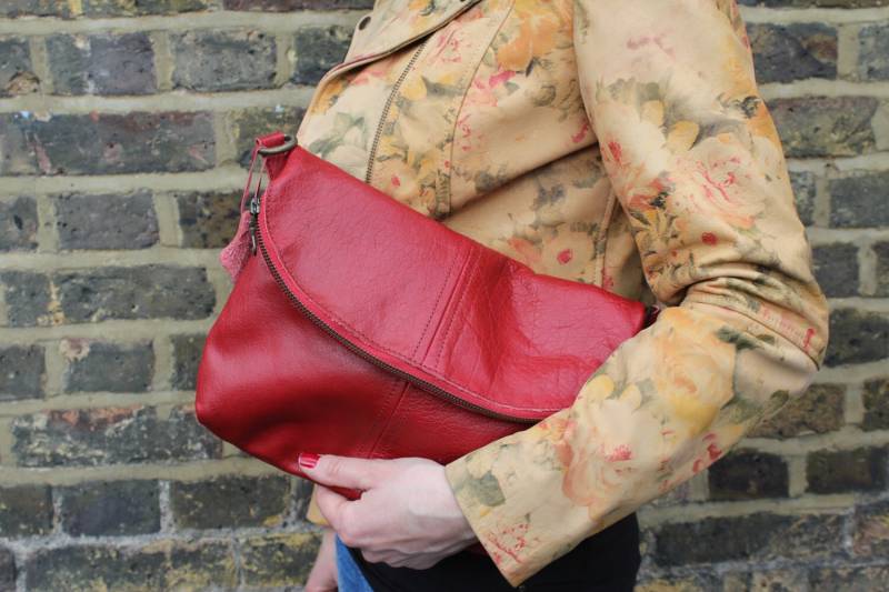 Odilynch Dublin Foldover Medium Zip Tasche, Rote Leder Klappe von OdiLynch