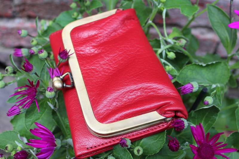 Red Leather Clip Frame Wallet Messingverschluss, Multi-Pocket-Geldbeutel von OdiLynch