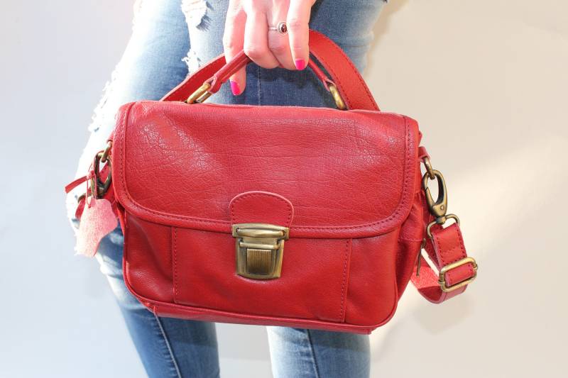 Rote Leder Umhängetasche Crossbody Mit Mehreren Fächern Und Ykk-Reißverschlüssen von OdiLynch