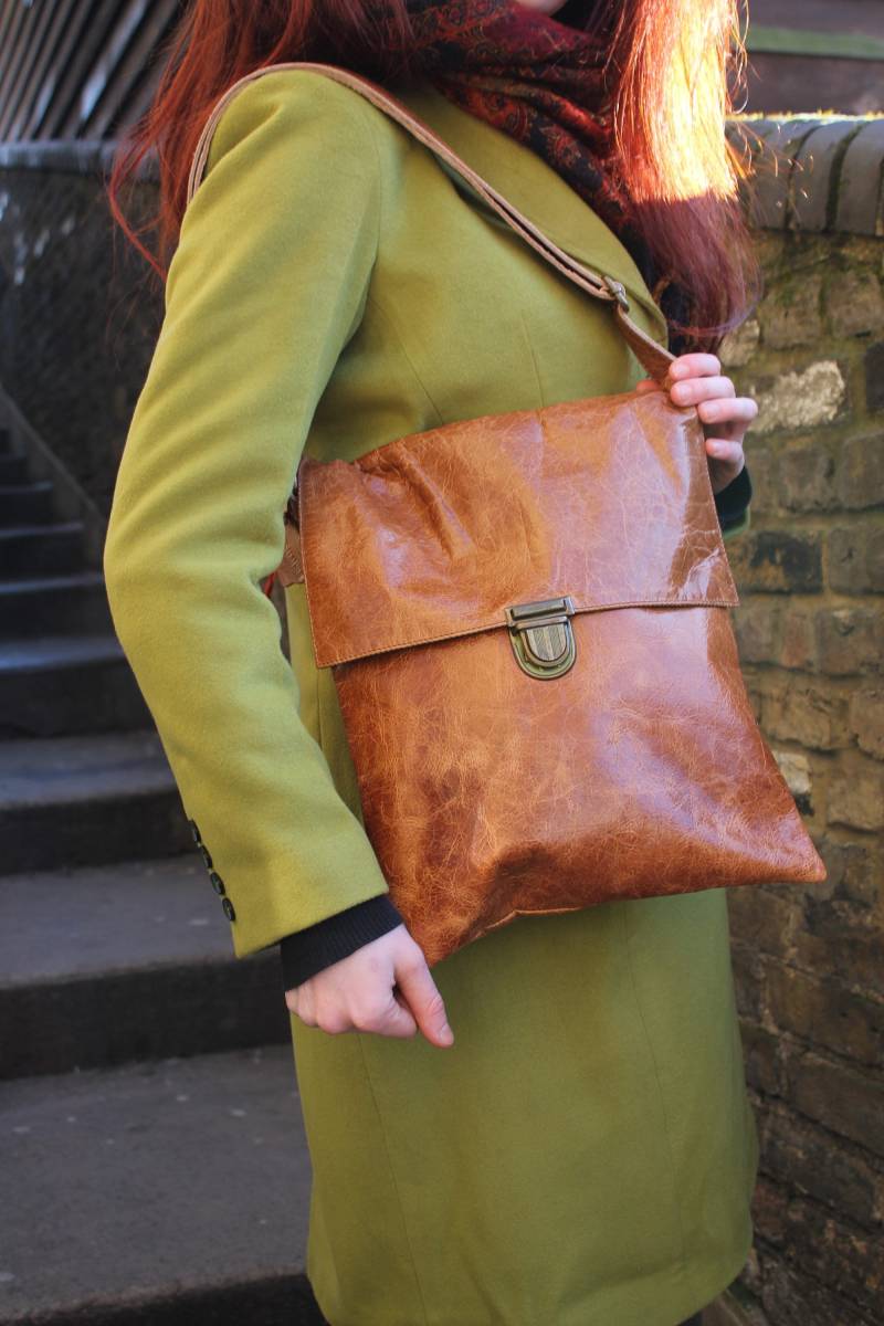 Satchel Umhängetasche Mittelgroß Mit Push-Verschluss von OdiLynch