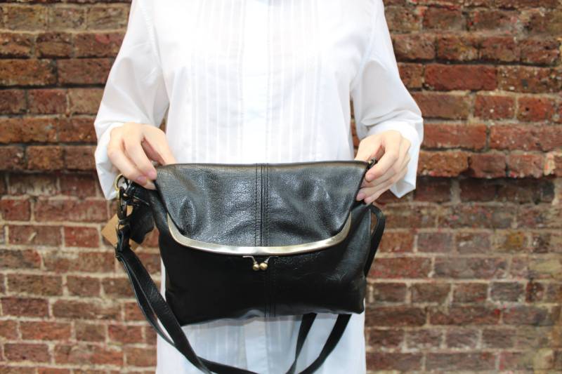 Schwarz Leder Kiss Clip Bag Handgemachte Crossbody Geldbörse von OdiLynch