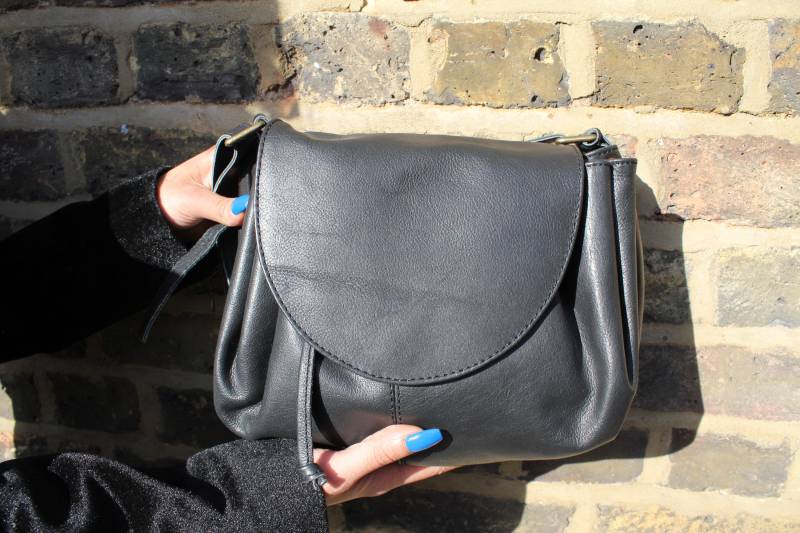 Schwarze Leder Crossbody Bag Versammelte Umhängetasche Mit Mehreren Fächern von OdiLynch