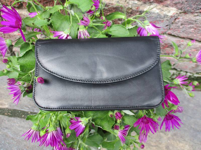 Schwarze Leder Klappbörse Schlanke Clutch Mit Mehreren Fächern von OdiLynch