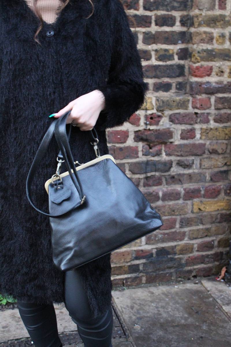 Schwarzes Leder Halb Maya Variante Cross-Body Kissclip Tasche | Rahmen Clip Geldbörse Handgemachte Luxus-Design von OdiLynch