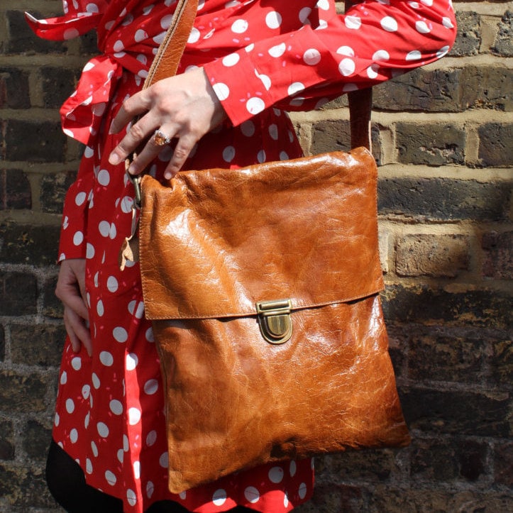 Tan Leder Umhängetasche Push Lock Crossbody Satchel von OdiLynch