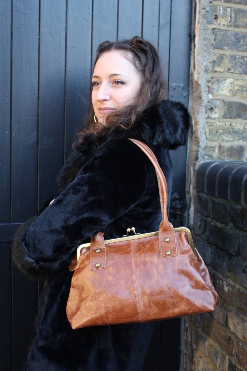 Tan Leder Umhängetasche Retro Style Spange Handtasche, Messingrahmen von OdiLynch