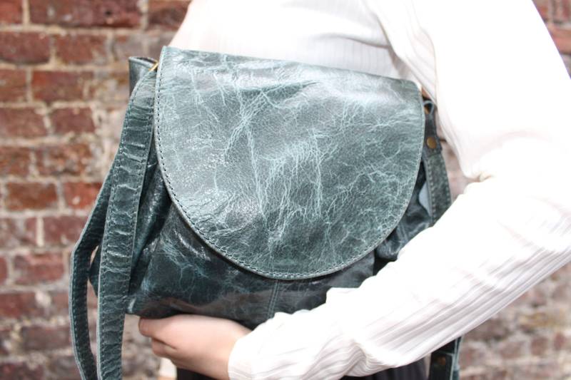 Umhängetasche Aus Ausgefranstem Leder in Navy Multi-Fach Organizer von OdiLynch