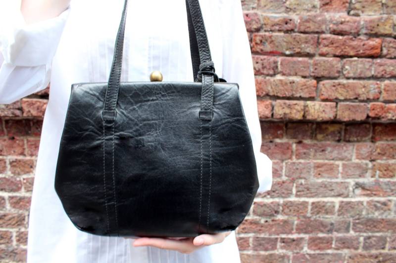 Vintage 1940S Style Schwarz Leder Umhängetasche Dolly Clip Frame Handtasche von OdiLynch