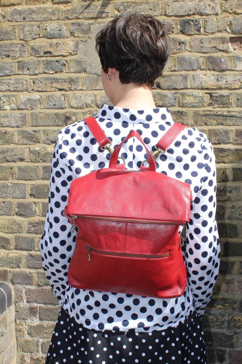 Wandelbarer Lederrucksack in Rot Vielseitig Einsetzbar von OdiLynch