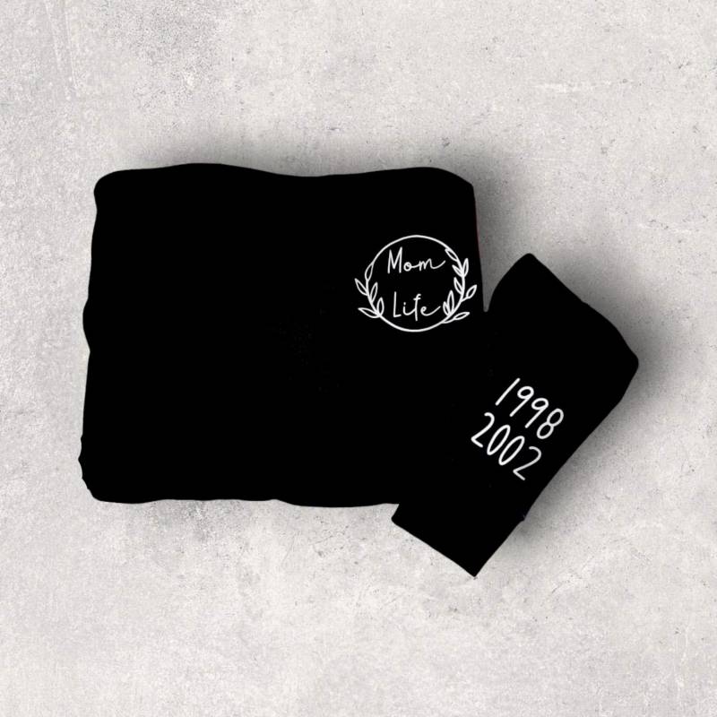 Hoodie/Sweatjacke Mutter "Mom Life" Mit Geburtsjahren von OdinsPawPrints