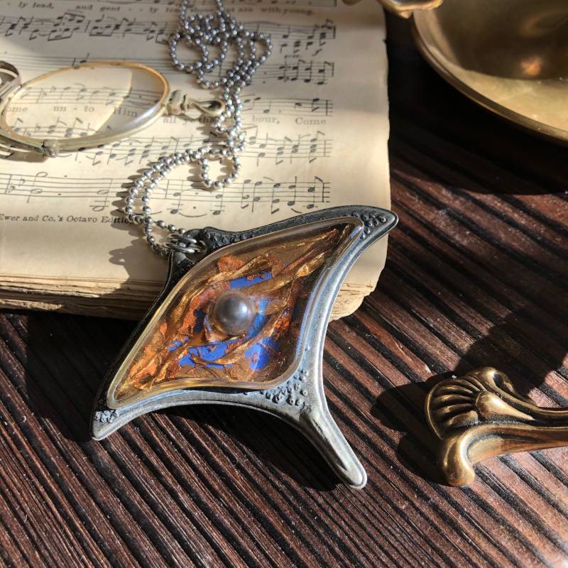 steampunk Zinn Halskette, Harz Pflanzen & Perlen Anhänger von OdonataJArt