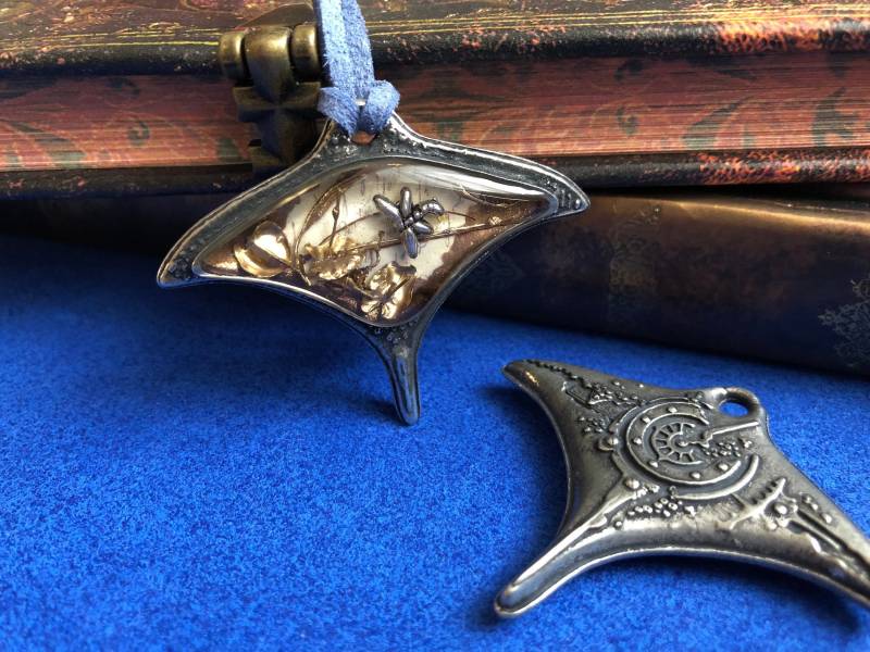 steampunk Zinn Halskette Zweiseitiger Anhänger Aus Resin Mit Echten Blumen von OdonataJArt