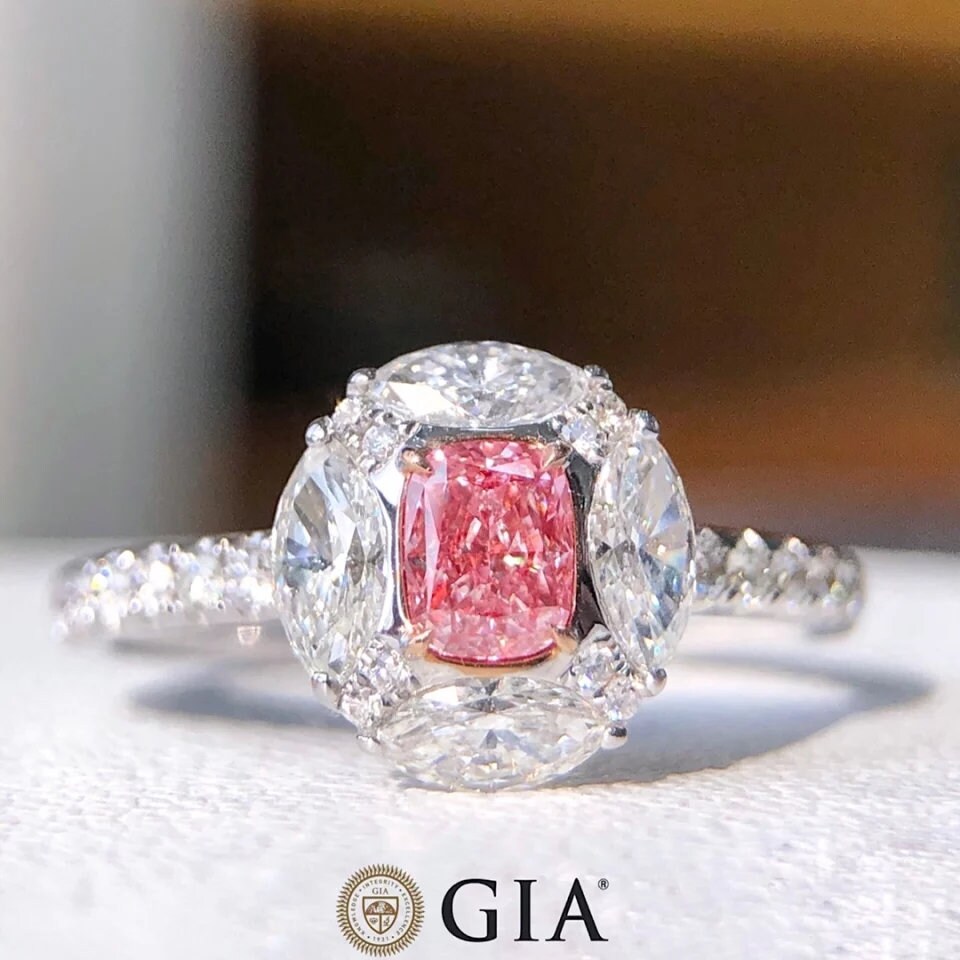 Ausgefallener Hellrosa 0, 36Ct Vs1 Diamant Ehering Mit Kissenschliff Und 0, 78Ct Natürlichen Farblosen Diamanten/18K Weißgoldring von OdysseeJoaillerie