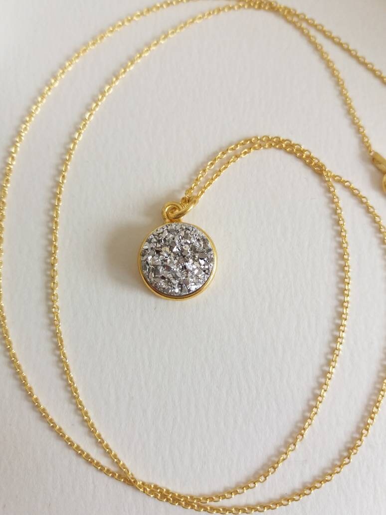 Silber Druzy Halskette, Zierliche Kette, 14 K Gold Filled, Silber, Druzy, Geschenk, Minimal, Zierlich, Gold Minimal Silber Druzy Halskette, Zierliche Kette, 14 K Gold Filled, Silber, Druzy, Geschenk, Minimal, Zierlich, Gold Minimal von OdysseyJewelsandArt