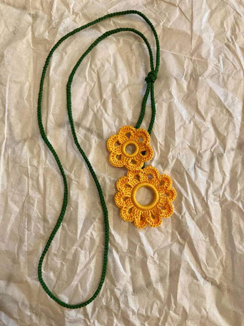 Gehäkelte Statement-Kette „Blumen" Gehäkelte Statement-Kette „Blumen" von OfThreadAndPaper