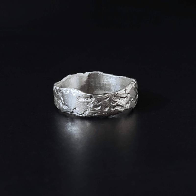 Grob Gekratzter Silberring, Strukturierter Rustikaler Handgemachter Schmuck Für Frauen Und Männer von OfelinJewelry