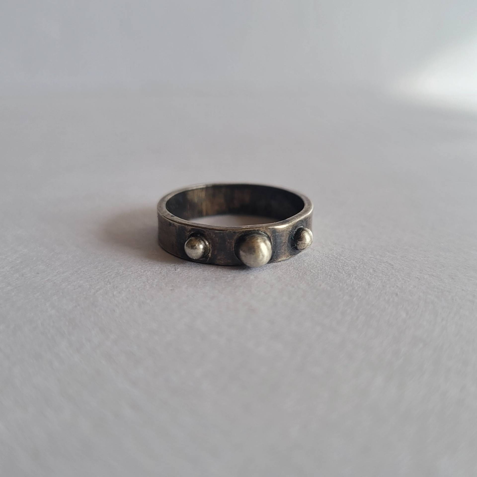 Handgemachter Ring Mit Tröpfchen Aus Geschwärztem 925Er Silber von OfelinJewelry
