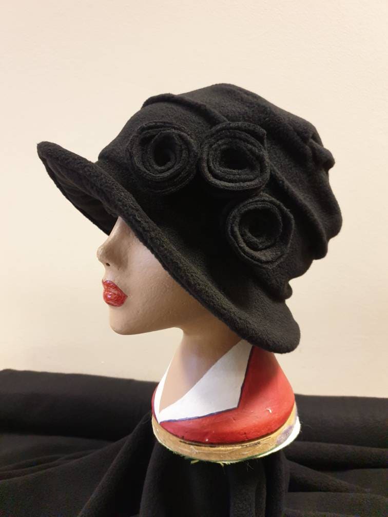 Gemütlicher Schwarzer Fleece-Hut Mit Plissiertem Top-Voll-Fleece Gefüttert Downton Abtei Hut-Damen Fleece-Mütze-Damen Fleece Wintermütze-Damen von OffMyHeadHats
