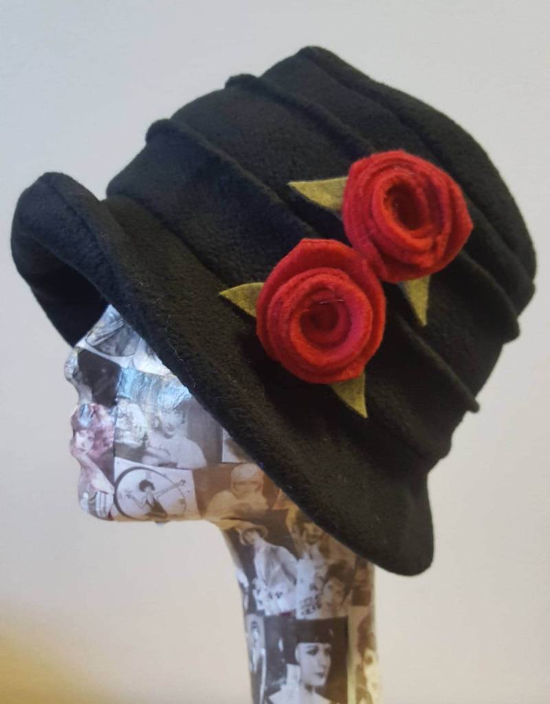 Handgefertigte Schwarze Fleece-Mütze Mit Roten Blumen-Polar-Fleece-Futter-Downton Abtei Hut-Cloche Hut-Frauen Fleece Wintermütze-1930's von OffMyHeadHats