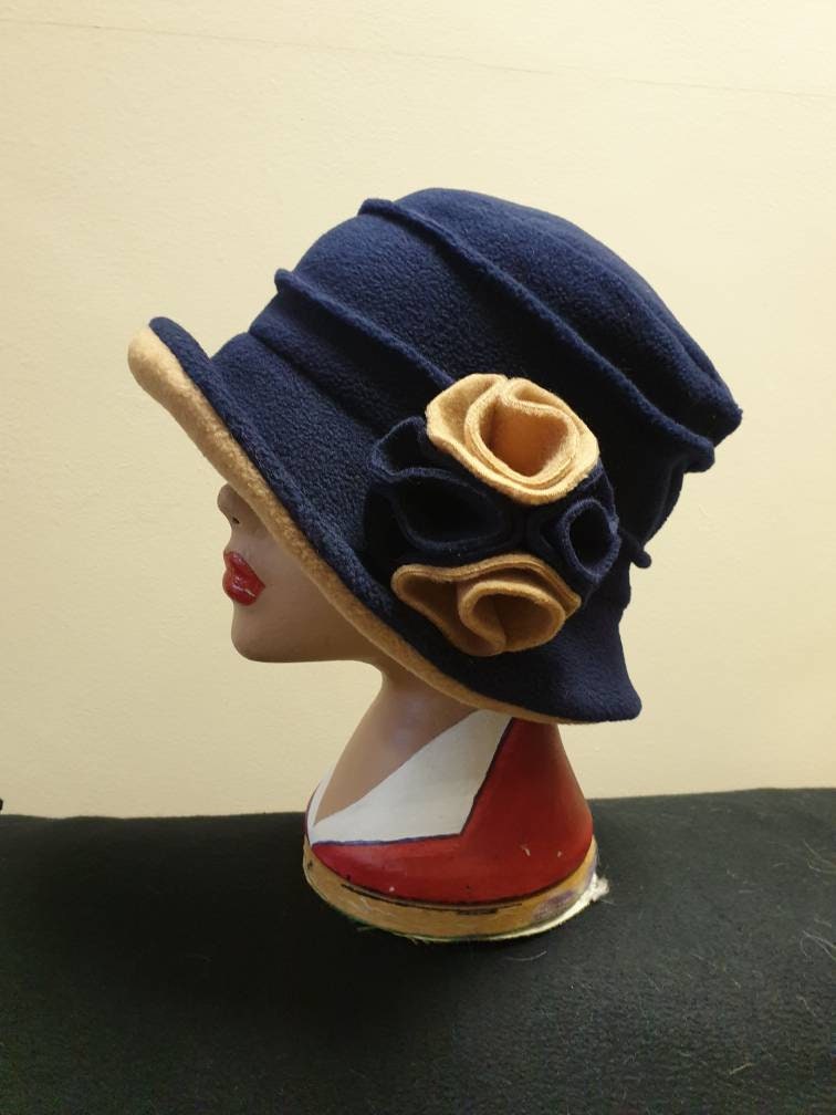 Navy Und Camel Fleece Cloche Hut-Downton Abtei Hut-Damen Winter Hut-1930's-Vintage Style Hut von OffMyHeadHats