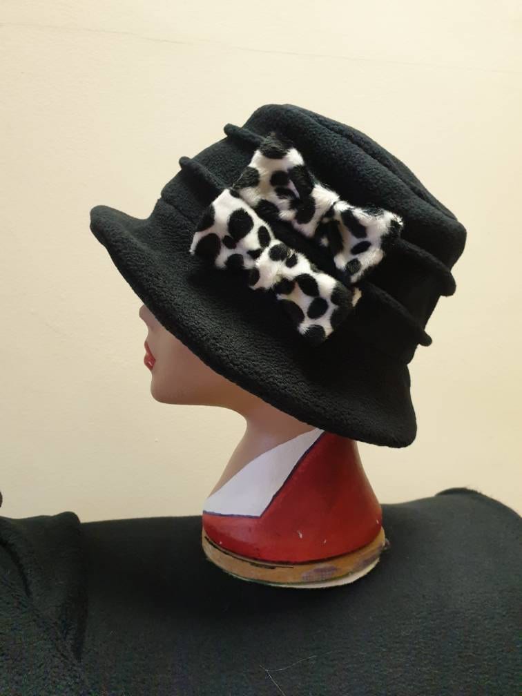 Schwarz Cloche Hut in Gemütlichen Polar Fleece-Dalmation Bögen-Downton Abtei Hut-Damen Fleece Winter Hut-1930's-Damen von OffMyHeadHats