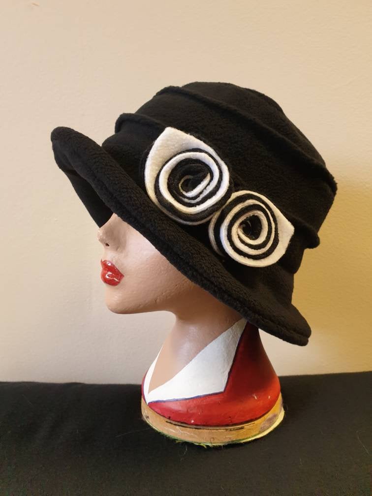 Schwarz Polar Fleece Hut-Cosy Futter-Schwarz Und Weiß Blumen-Downton Abtei-Peaky Blinders-Cloche Hut-Schwarz Winter Hut von OffMyHeadHats