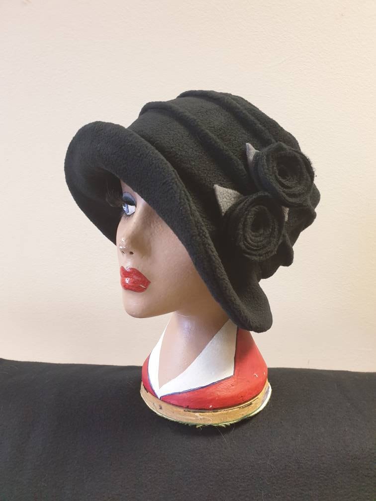 Schwarzer Fleece-Cloche Hat Mit Schwarzer Blume Detail-Polar Fleece Futter-Downton Abtei Hut-Damen Winter Hut-1930's-Damen Hut von OffMyHeadHats