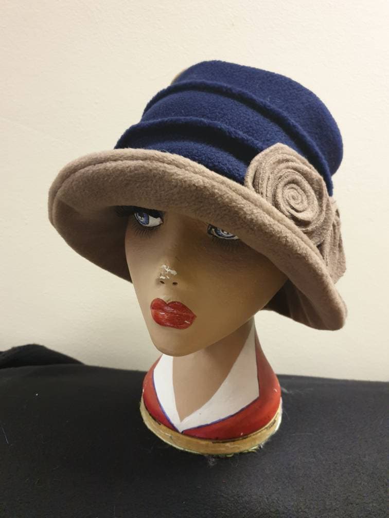 Stilvolle Marine Und Kamel 20's Style Cloche Komplett Fleece Gefüttert Downton Abtei Hut-Damen Winter Hut von OffMyHeadHats
