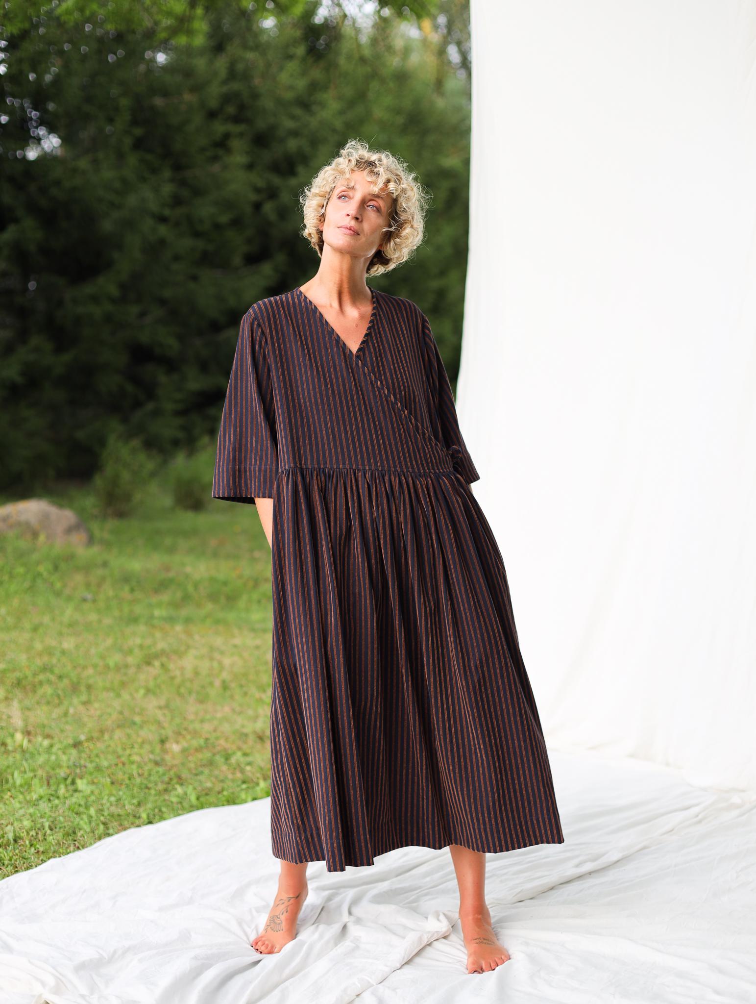 Lockeres Wickelkleid in Samtigem Marineblau Mit Streifen Von Offon Clothing von OffOn