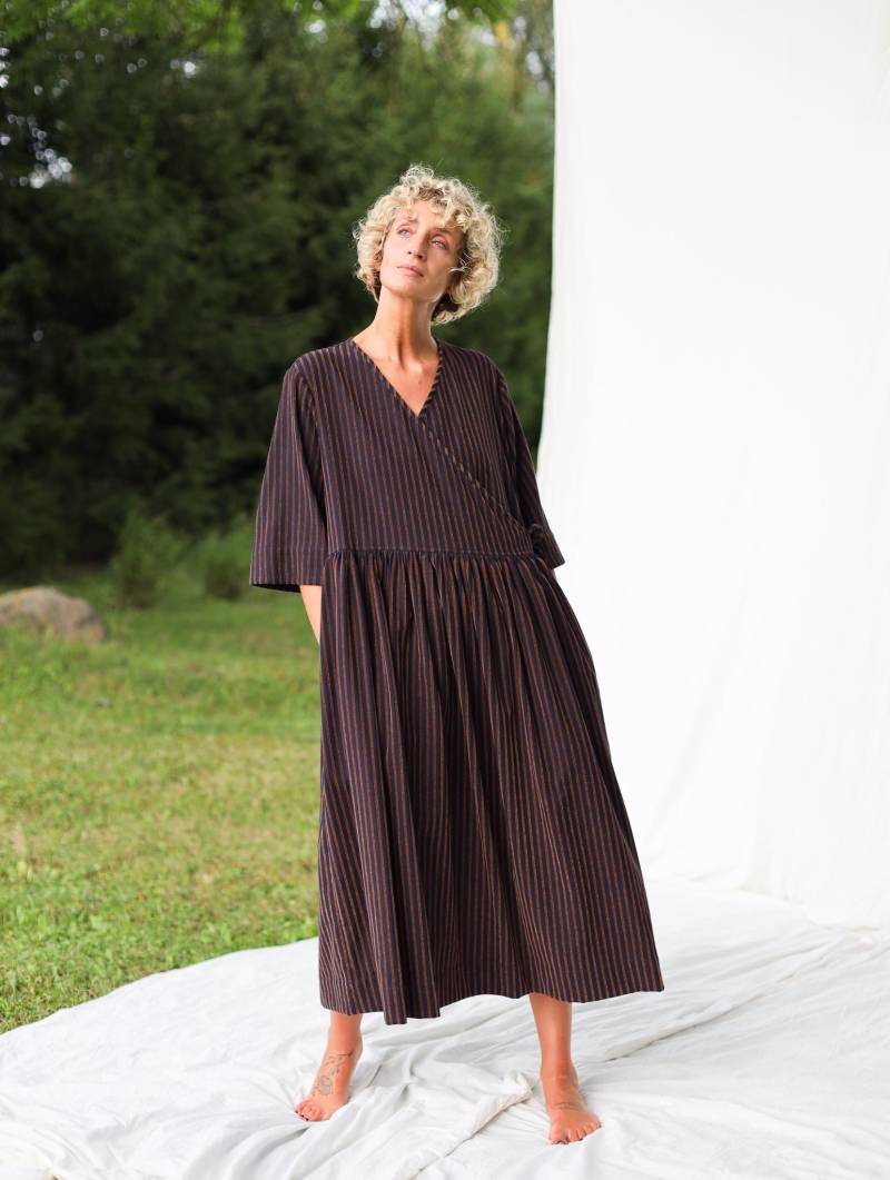 Lockeres Wickelkleid in Samtigem Marineblau Mit Streifen Von Offon Clothing von OffOn