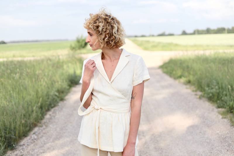 Versandfertig Leinen Wickel-Rüschenbluse von OffOn