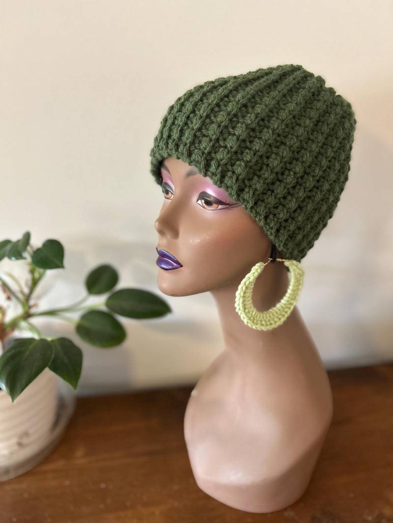 Hand Gehäkelte Mütze. Mütze Set in Dunklem Olivgrün von OffThaHookCrochet