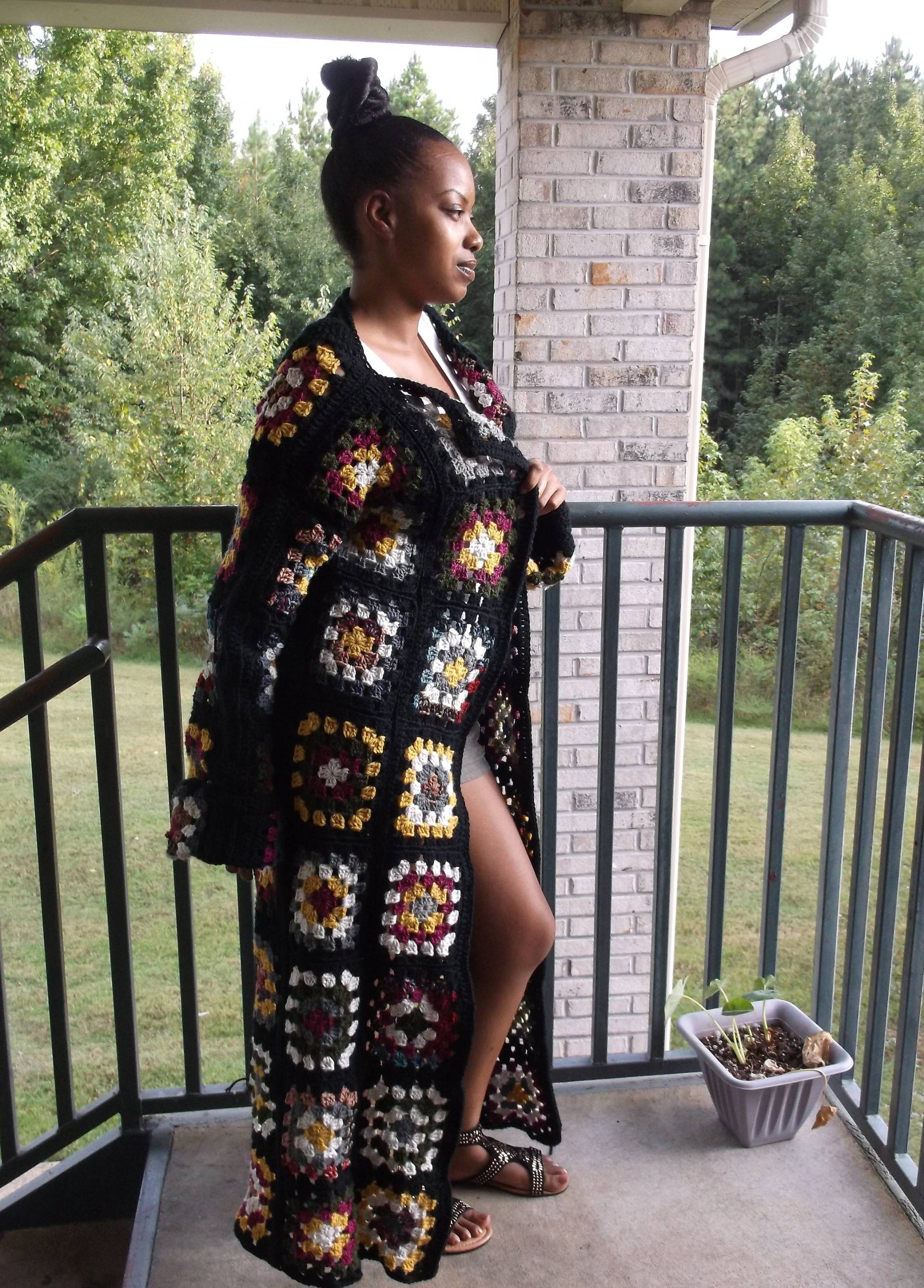 Hand Gehäkelte Oma Quadrat Langer Mantel, Wintermantel, Mehrfarbiger Pullover Retro Quadrate, Pullover, Strickjacke, Made To Order von OffThaHookCrochet