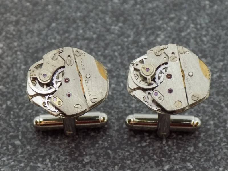 Ovale Uhr Bewegung Ideal Für Die Steampunk Manschettenknöpfe Fächer Dieses Weihnachten von OffTheCuff2010